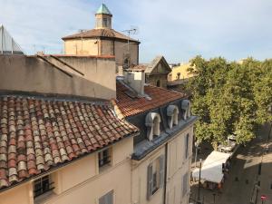 エクス・アン・プロヴァンスにあるLa suite Opéra - Aix centre historiqueの塔のある建物の上面