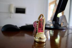 ein Paar Schlüssel auf einem Schreibtisch in der Unterkunft Casa Mater Ecclesiae in Massa Marittima