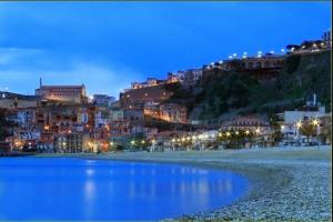 a view of a town at night with a body of water at Antico Vicolo in Scilla