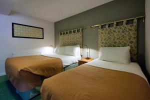 una habitación de hotel con 2 camas en una habitación en Station Hotel, en Thurso