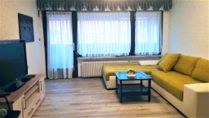 sala de estar con sofá y TV en Family Apartment NAKITEYA, en Liubliana