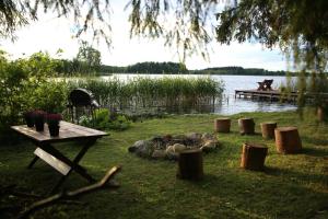 奧泰佩的住宿－Purjemaja，湖畔草原上的野餐桌