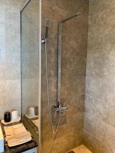 Ένα μπάνιο στο Two Easy Inn