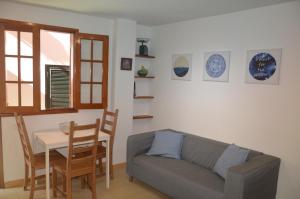 聖塞瓦斯蒂安德拉戈梅拉的住宿－La Niña，客厅配有沙发和桌子