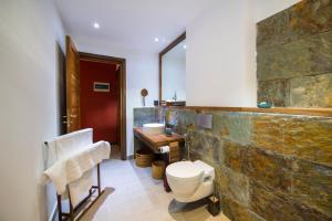 uma casa de banho com um WC e um lavatório em The Barefoot Eco Hotel em Hanimaadhoo