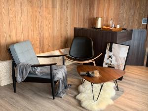 Χώρος καθιστικού στο Two Easy Inn