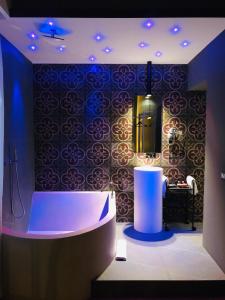 a bathroom with a tub and a black wall at Palco Noir! in Palermo