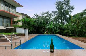 Piscina de la sau aproape de Pura Vida by StayVista - A hill-view villa with Modern interiors & Swimming pool