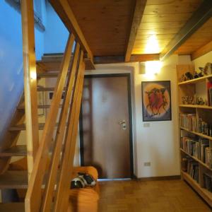 een kamer met een houten trap en een boekenplank bij BERGAMO CENTER NICE ROOM in Bergamo