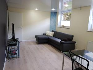 a living room with a couch and a television at Business Apartment Lippstadt Nord 50 qm in Lippstadt