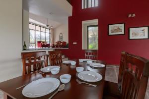 Imagine din galeria proprietății Pura Vida by StayVista - A hill-view villa with Modern interiors & Swimming pool în Lonavala