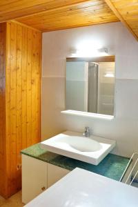 ラ・トゥッスイールにあるchalet la Louvièreのバスルーム(白い洗面台、鏡付)