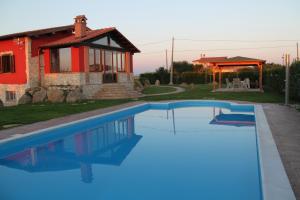 Villa con piscina frente a una casa en La Casa del Fico villa con piscina, en Pescia Romana