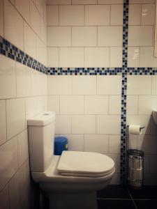 A bathroom at Paul's Place near Heathrow