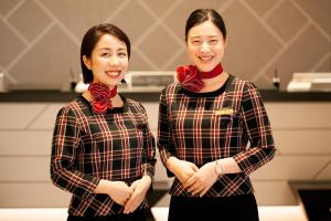 duas mulheres ao lado uma da outra numa cozinha em Richmond Hotel Himeji em Himeji