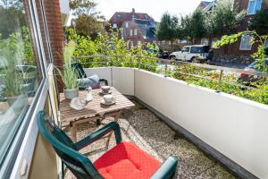 un piccolo patio con tavolo e sedie sul balcone di Ferienwohnung Ulber a Westerland