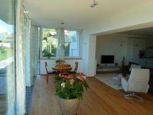 Weisse Villa في ميلستاف: غرفة معيشة مع طاولة وأريكة