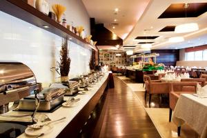 مطعم أو مكان آخر لتناول الطعام في جراند بيل فيو للشقق الفندقية دبي