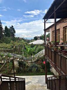 Blick auf den Garten von der Veranda eines Hauses in der Unterkunft Season in Kutaissi