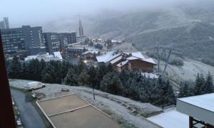 uma vista para uma cidade com neve numa montanha em les Lauzes em Les Menuires