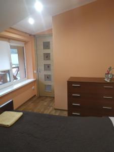 1 dormitorio con 1 cama, vestidor y ventana en Садиба у Богдана en Skole