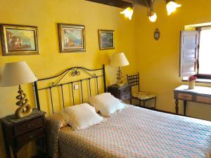 ein Schlafzimmer mit einem Bett mit zwei Kissen darauf in der Unterkunft El Pedroso de Llanes in Villahormes