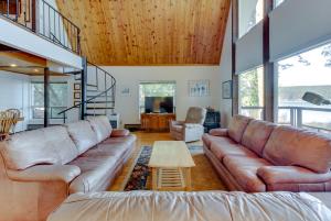 Posezení v ubytování Lopez Island Hunter Bay Waterfront Home