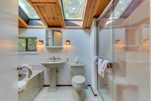 Koupelna v ubytování Lopez Island Hunter Bay Waterfront Home + 32 fotografií