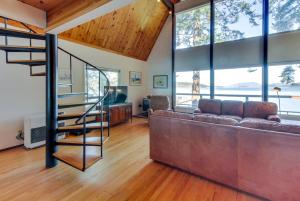 Posezení v ubytování Lopez Island Hunter Bay Waterfront Home