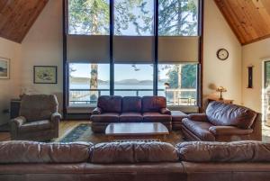 Posezení v ubytování Lopez Island Hunter Bay Waterfront Home