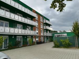 an apartment building with green and orange at Jura Hotel in Nuremberg