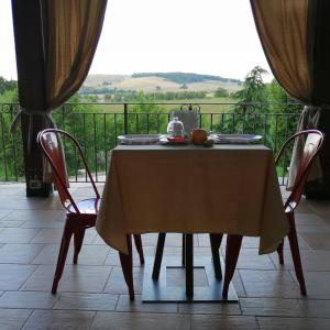 d'une table et de deux chaises avec une table et une vue. dans l'établissement Il Casale Della Gioia, à Melfi