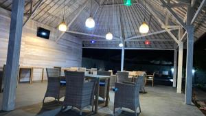 Un comedor con mesa y sillas en Bobo Bungalow, en Nusa Lembongan