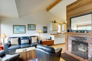 a living room with a couch and a fireplace at Chapman Cottage in Cannon Beach
