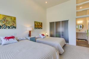 a bedroom with two beds and a bathroom at Sand Crab in Gold Beach