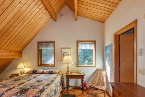 A bed or beds in a room at Meadowwood Cottage