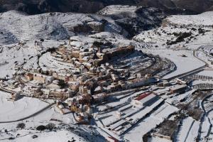 una vista aerea di una città nella neve di La Conquesta de Culla a Culla