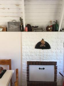una chimenea de ladrillo en una habitación con un estante en Misky Samay (Dulce Descanso) en Villa Ventana
