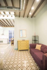 salon z fioletową kanapą i stołem w obiekcie Ático Auditorium w Alicante