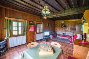 Televízia a/alebo spoločenská miestnosť v ubytovaní Obervostlhaus - Sehr schöne gemütliche Almhütte der besonderen Art