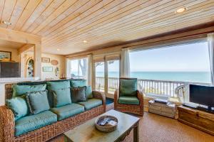 TV a/nebo společenská místnost v ubytování Oceanfront Delight