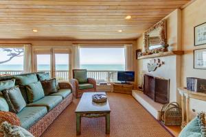 TV a/nebo společenská místnost v ubytování Oceanfront Delight