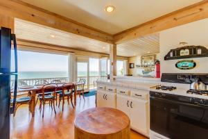 Kuchyň nebo kuchyňský kout v ubytování Oceanfront Delight