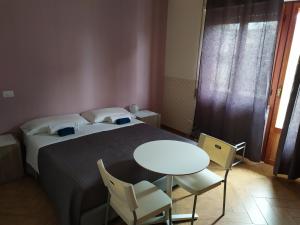 1 dormitorio con 1 cama, mesa y sillas en Casa Celeste en Roma