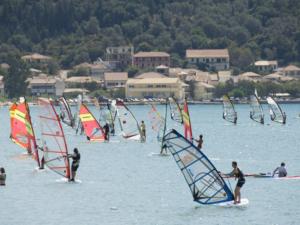 un gruppo di persone che fanno windsurf in acqua di Maistrali a Vassiliki