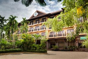 Taman di luar Angkor Paradise Hotel