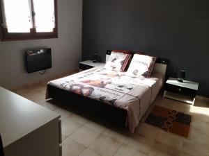 Ένα ή περισσότερα κρεβάτια σε δωμάτιο στο Villa à la campagne