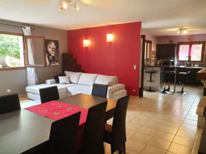 sala de estar con sofá blanco y mesa en Villa à la campagne en Camélas