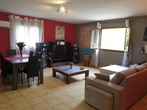 a living room with a couch and a table at Villa à la campagne in Camélas
