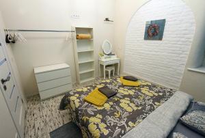 リヴィウにあるStyle Loft Apartmentの小さなベッドルーム(ベッド1台、鏡付)